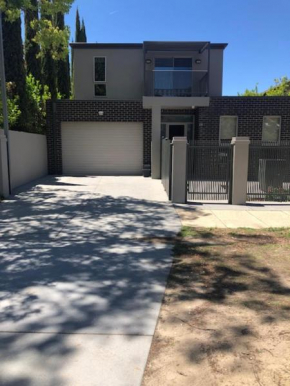 Central executive 4br townhouse, Albury